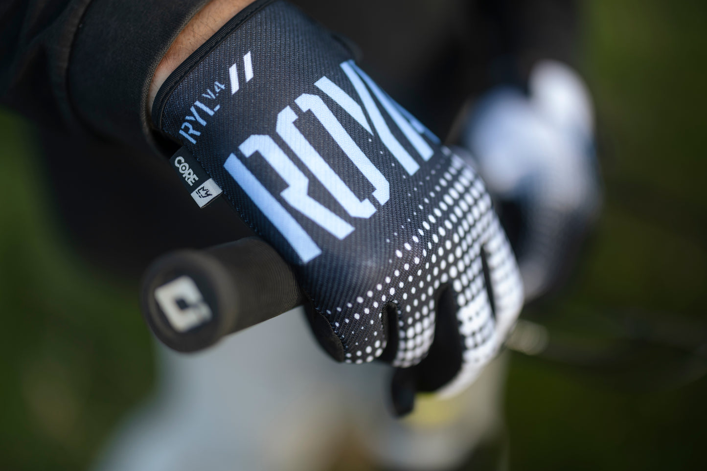 Royal Core MTB Glove - Dot Fade - Black-White