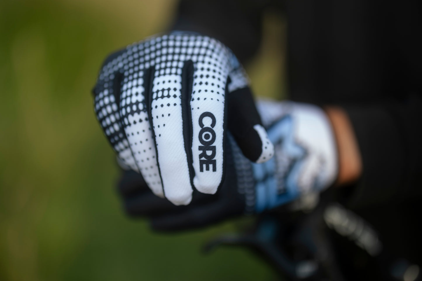 Royal Core MTB Glove - Dot Fade - Black-White