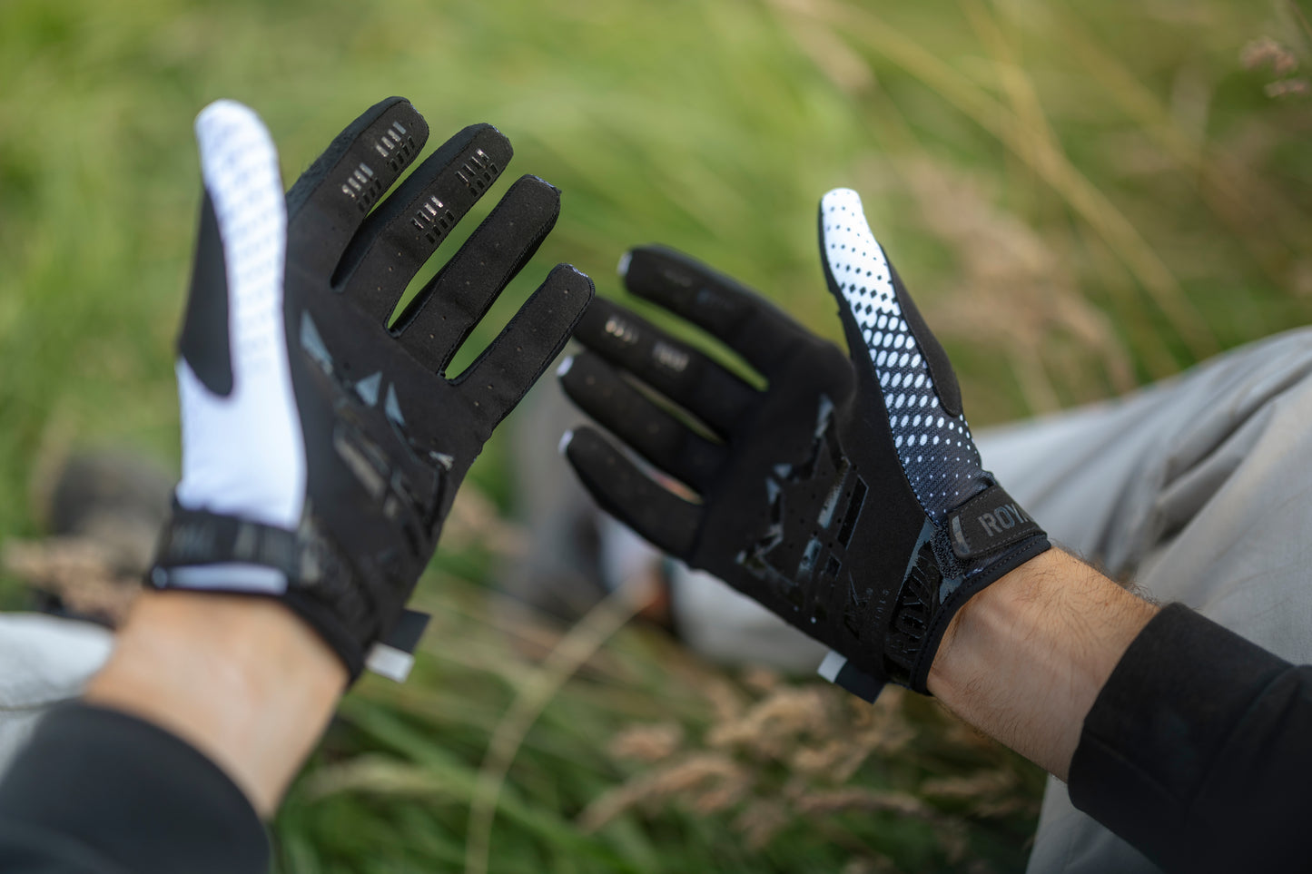Royal Core MTB Glove - Dot Fade - Black-White